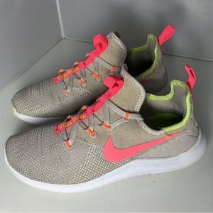 Nike Free TR 8 Desert Sand Hot Punch Volt